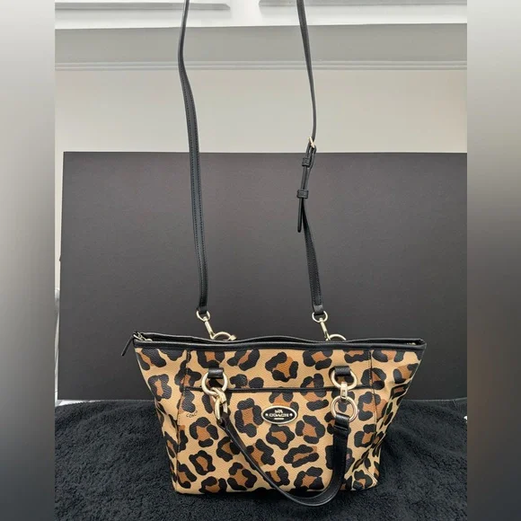 Coach Medium Handbag - Picture 2 of 11